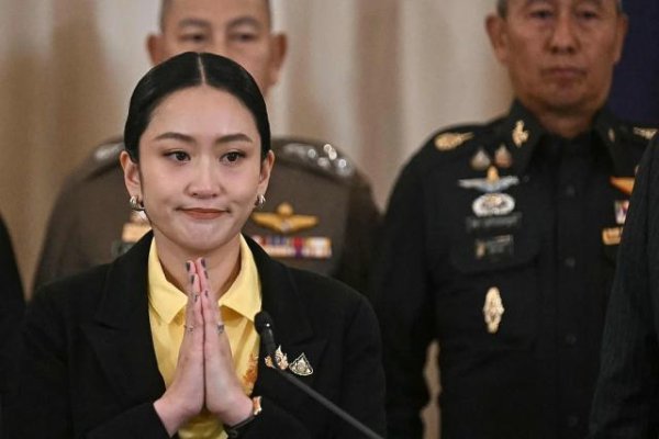 华信配资 因一通电话陷执政危机，泰国总理含泪道歉