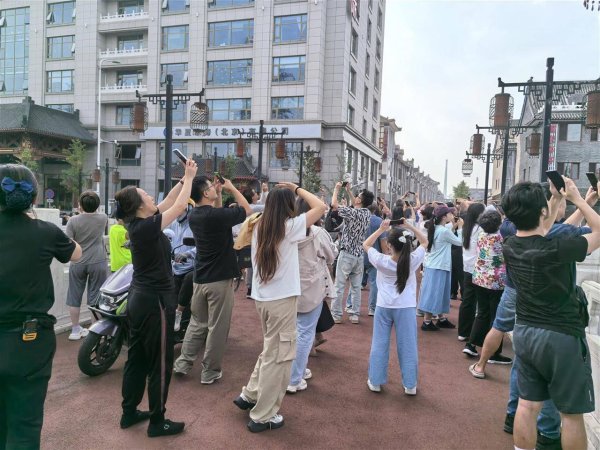 鼎豪投资 北京市民早起寻找最佳点位看战机：80年代曾作为群众团体成员参加过阅兵，祝福祖国越来越强大